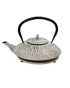 Emajlirani čajnik iz litega železa; bel s sivimi tigrastimi vzorci - s pokrovom, cedilom in podstavkom 1L