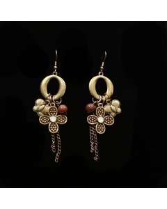 Kovinski uhani z rožico in več elementi