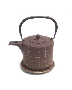 Emajlirani čajnik iz litega železa; rjav s pokrovom, cedilom in podstavkom 0,8 l
