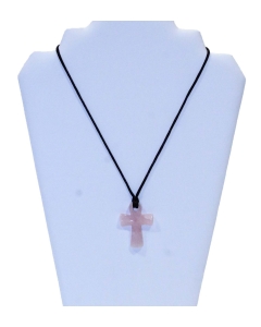 Obesek križ na vrvici iz naravnega kamna Roževec ali kristal srca