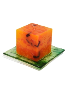 Oglata sveča z steklenim podstavkom v oranžno rdečem odtenku z mozaikom z steklenim podstavkom dim. 6*6*6 cm