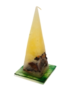 Rumena sveča v obliki piramide z steklenim podstavkom, sveča s citrusi, kavo, cimetom dim. 6*6*21 cm