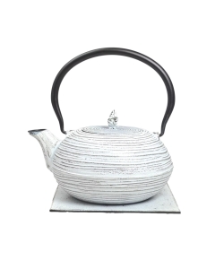 Emajlirani čajnik iz litega železa;bel s črtami - s pokrovom, cedilom in podstavkom 1,2L