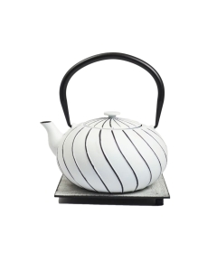 Emajlirani čajnik iz litega železa; bel s črnimi črtami - s pokrovom, cedilom in podstavkom 1L