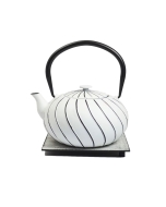 Emajlirani čajnik iz litega železa; bel s črnimi črtami - s pokrovom, cedilom in podstavkom 1L