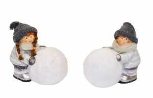 Keramični otrok s pleteno tekstilno kapo in snežno kepo